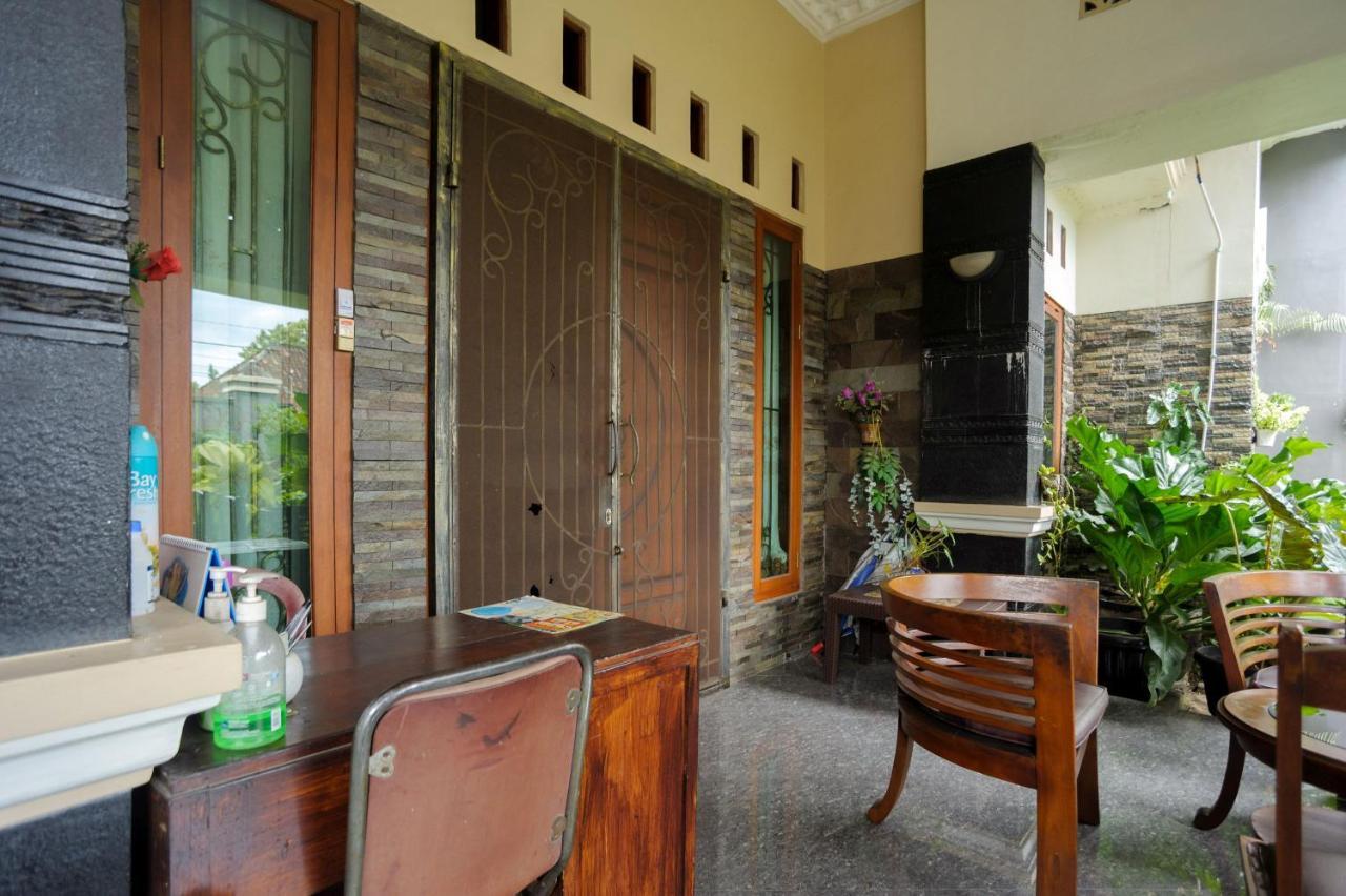 Отель Reddoorz Syariah Near Rs Advent Бандар-Лампунг Экстерьер фото