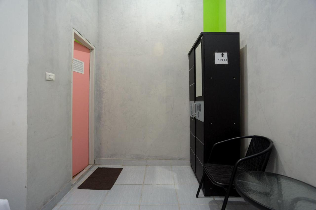 Отель Reddoorz Syariah Near Rs Advent Бандар-Лампунг Экстерьер фото